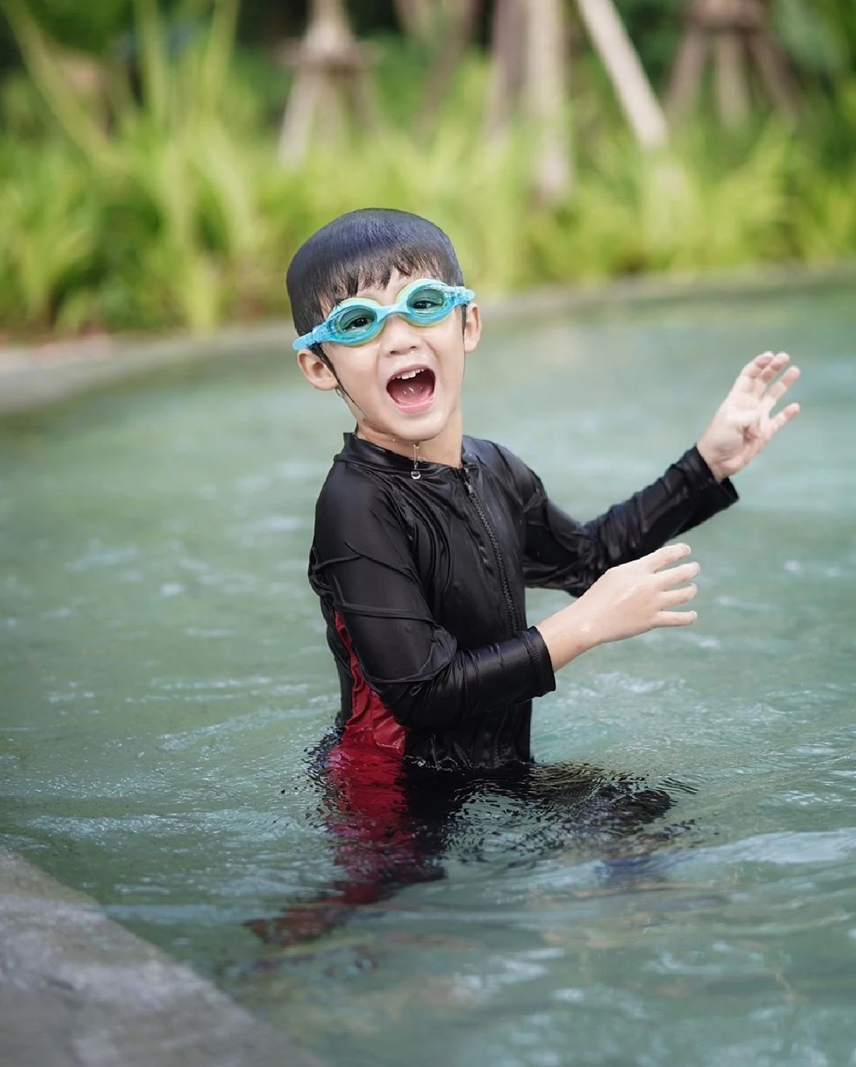 โอ้โหว! "น้องณดา” ลูกสาว “แม่กบ" โพสท่ายากสะบัดผมในน้ำ ฉายแววนางแบบมืออาชีพ