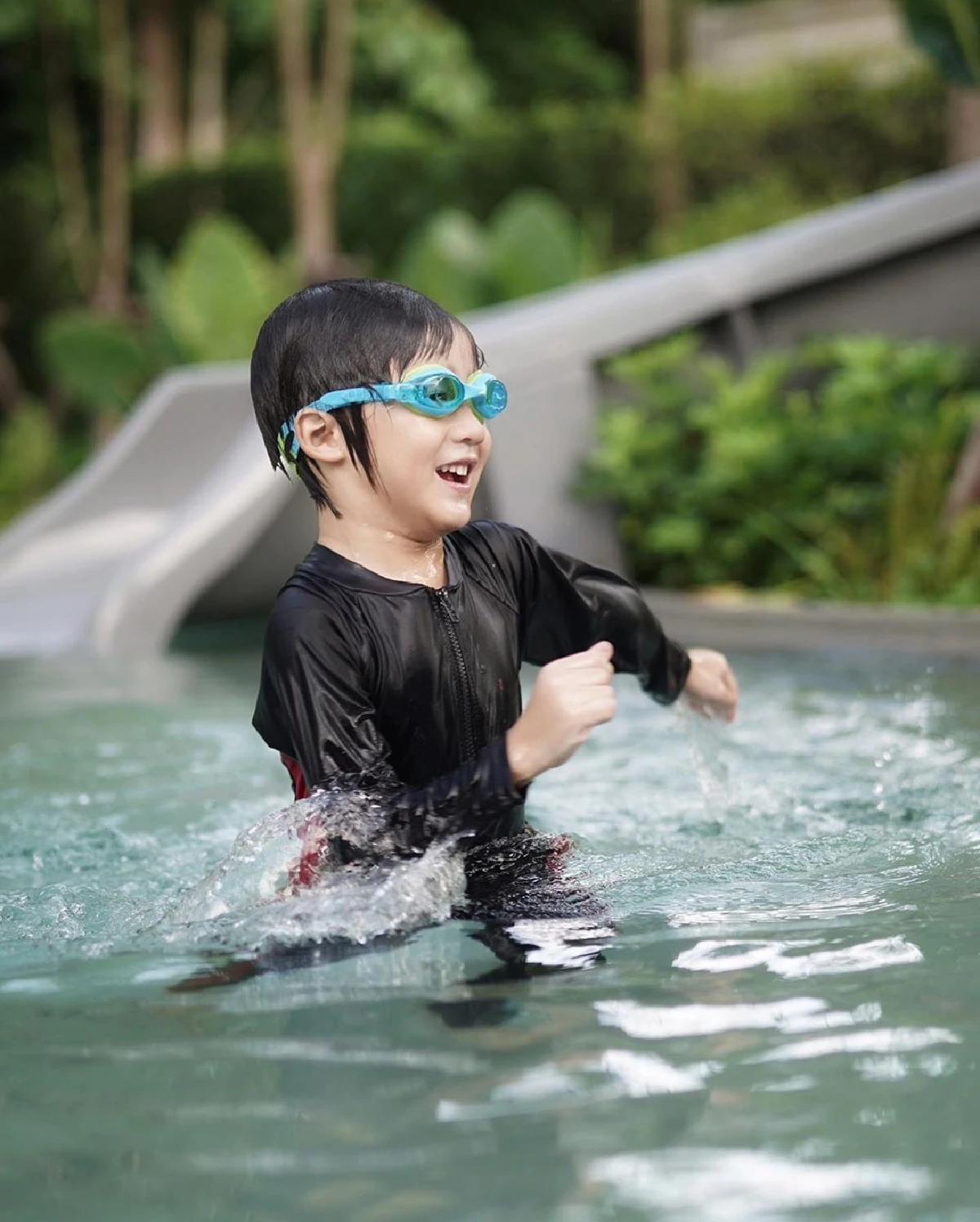 โอ้โหว! "น้องณดา” ลูกสาว “แม่กบ" โพสท่ายากสะบัดผมในน้ำ ฉายแววนางแบบมืออาชีพ