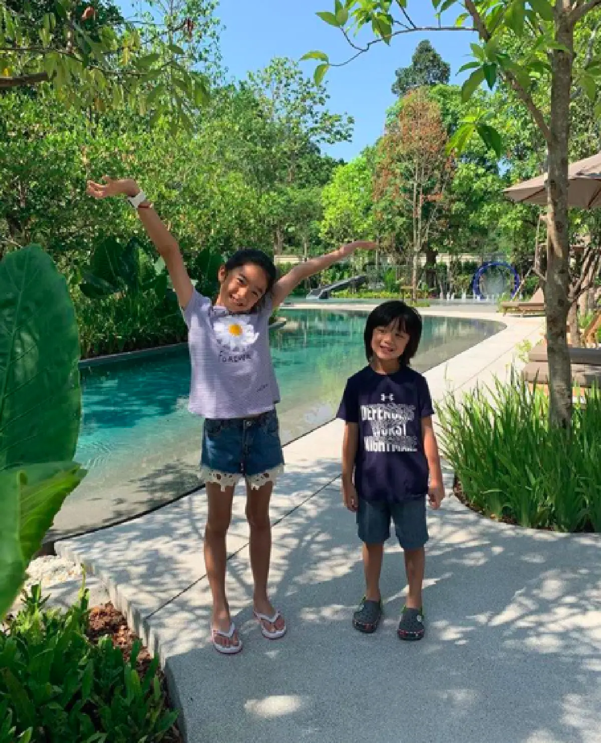 โอ้โหว! "น้องณดา” ลูกสาว “แม่กบ" โพสท่ายากสะบัดผมในน้ำ ฉายแววนางแบบมืออาชีพ