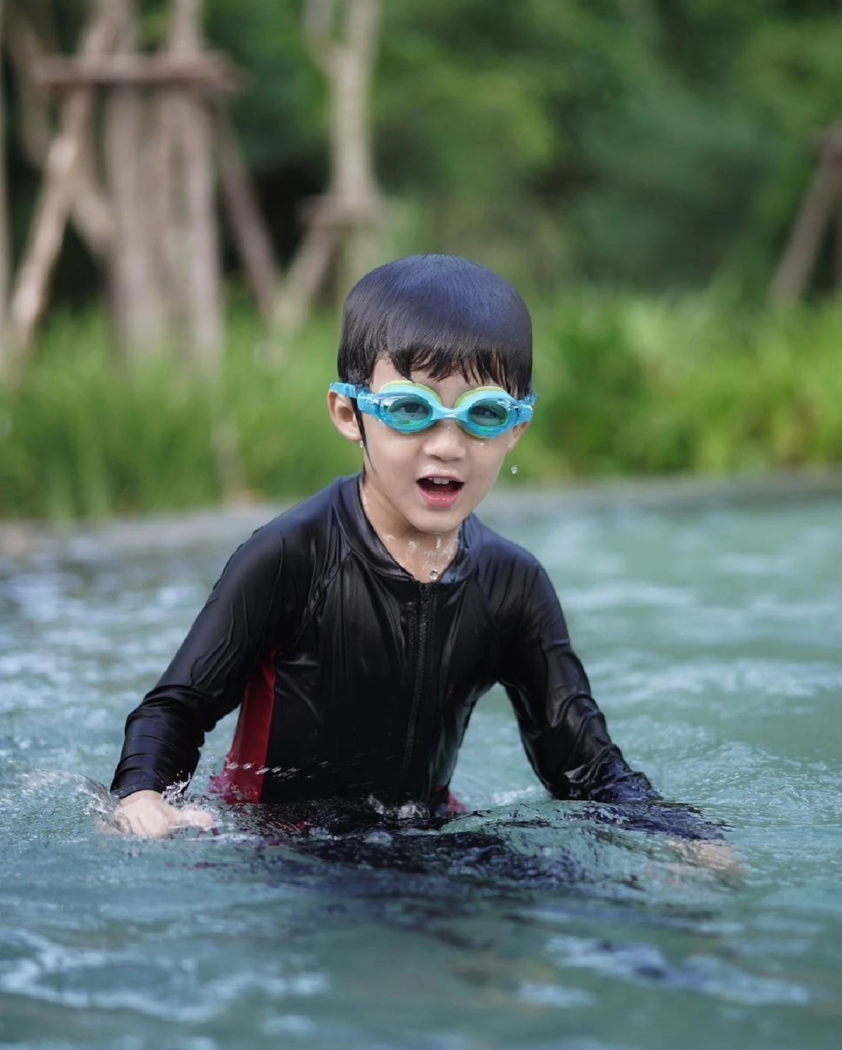 โอ้โหว! "น้องณดา” ลูกสาว “แม่กบ" โพสท่ายากสะบัดผมในน้ำ ฉายแววนางแบบมืออาชีพ