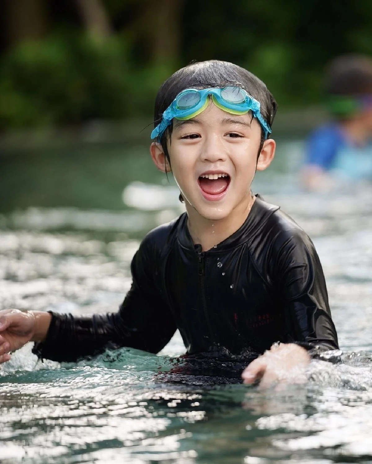 โอ้โหว! "น้องณดา” ลูกสาว “แม่กบ" โพสท่ายากสะบัดผมในน้ำ ฉายแววนางแบบมืออาชีพ