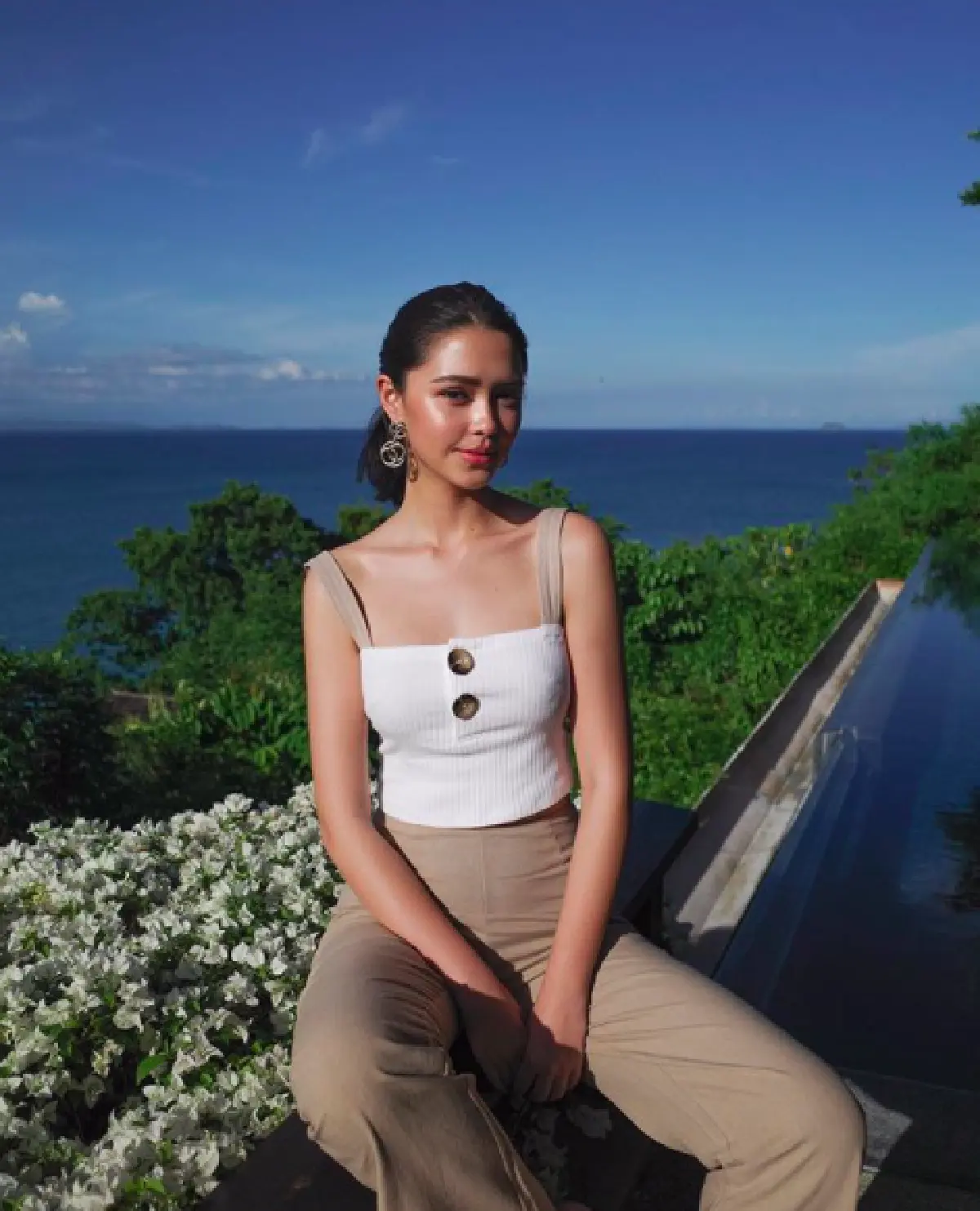 “แพทริเซีย” สลัดผ้าอวดหุ่นสวย ในชุดวันพีชเรียบๆ น่ารัก เที่ยวภูเก็ต