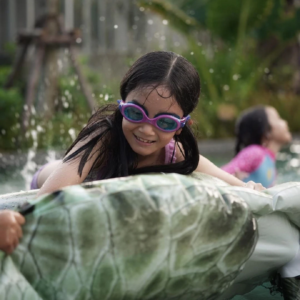 โอ้โหว! "น้องณดา” ลูกสาว “แม่กบ" โพสท่ายากสะบัดผมในน้ำ ฉายแววนางแบบมืออาชีพ