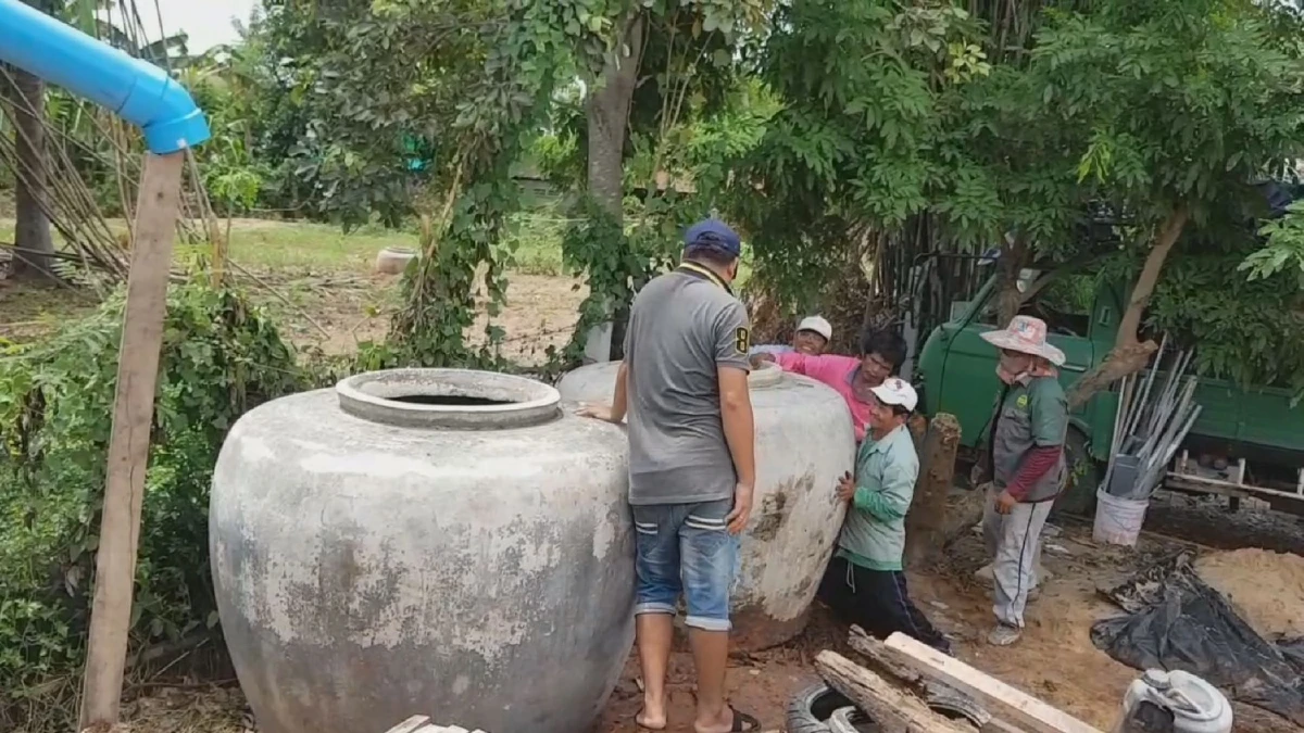 ไม่รวยแต่เป็นอาชีพสุจริตรับจ้างย้ายโอ่งหน้าฝนรายได้งาม