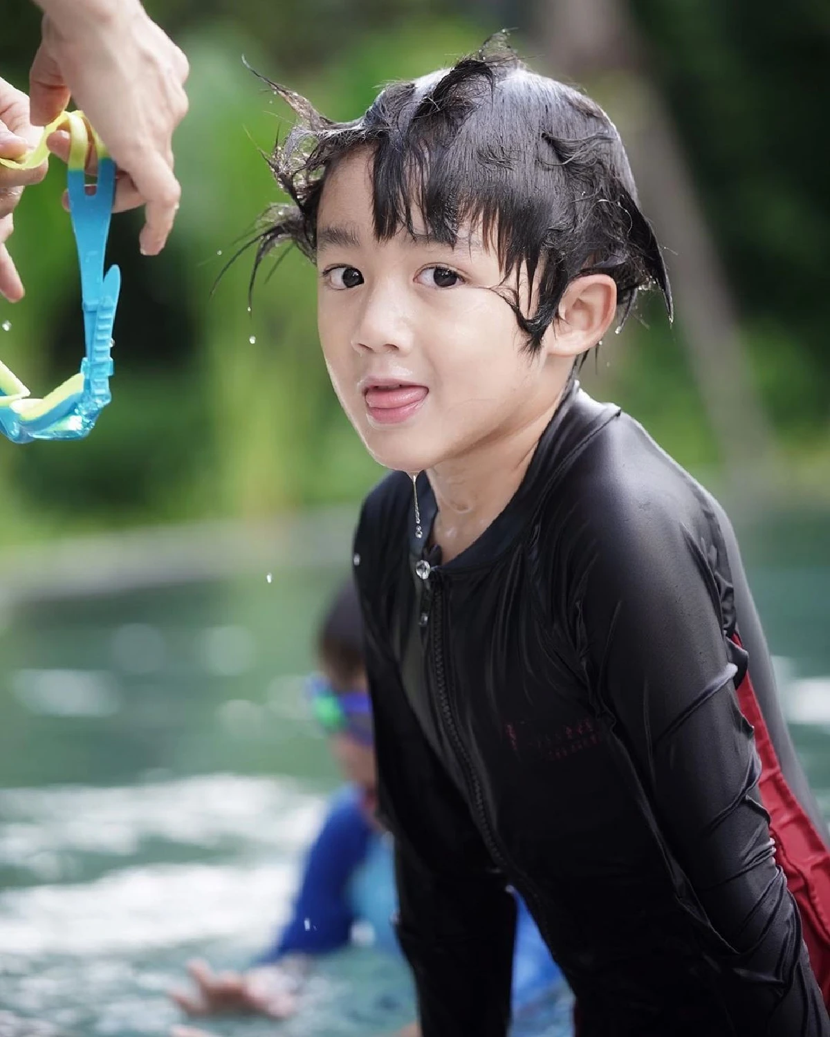 โอ้โหว! "น้องณดา” ลูกสาว “แม่กบ" โพสท่ายากสะบัดผมในน้ำ ฉายแววนางแบบมืออาชีพ