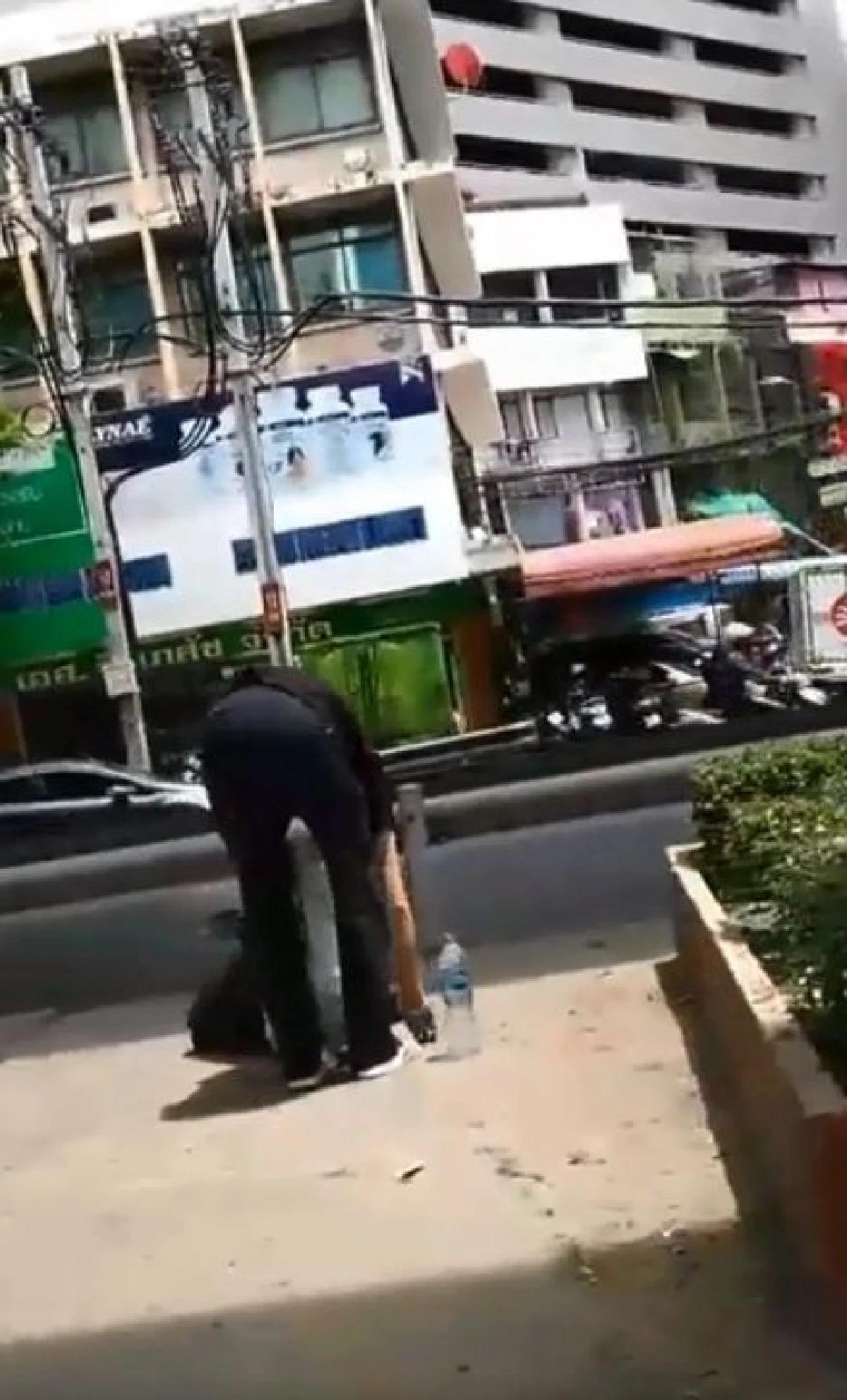 ชื่นชม! หนุ่มฝรั่งน้ำใจงามอาสาเก็บขยะช่วยคนไทย