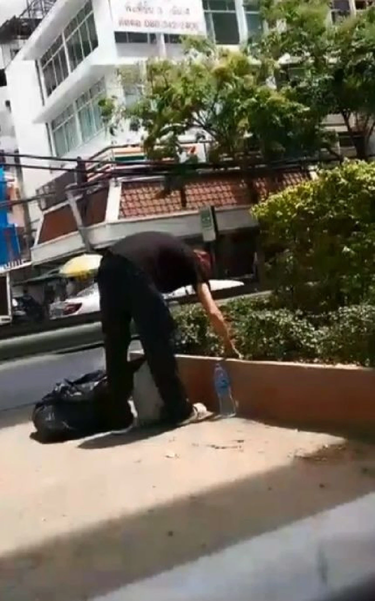 ชื่นชม! หนุ่มฝรั่งน้ำใจงามอาสาเก็บขยะช่วยคนไทย