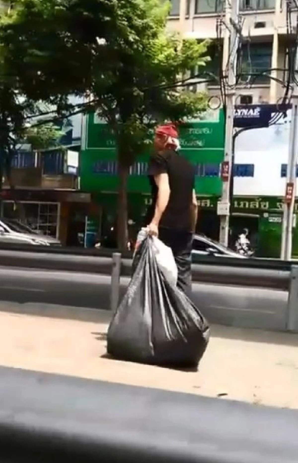 ชื่นชม! หนุ่มฝรั่งน้ำใจงามอาสาเก็บขยะช่วยคนไทย