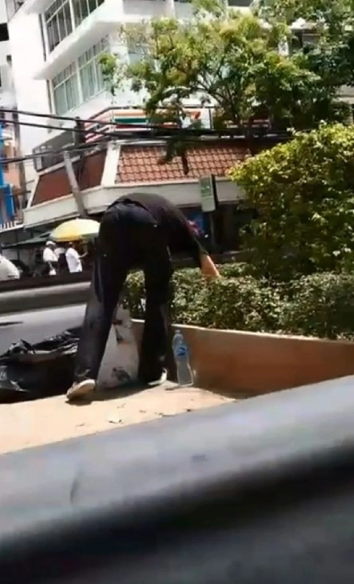 ชื่นชม! หนุ่มฝรั่งน้ำใจงามอาสาเก็บขยะช่วยคนไทย