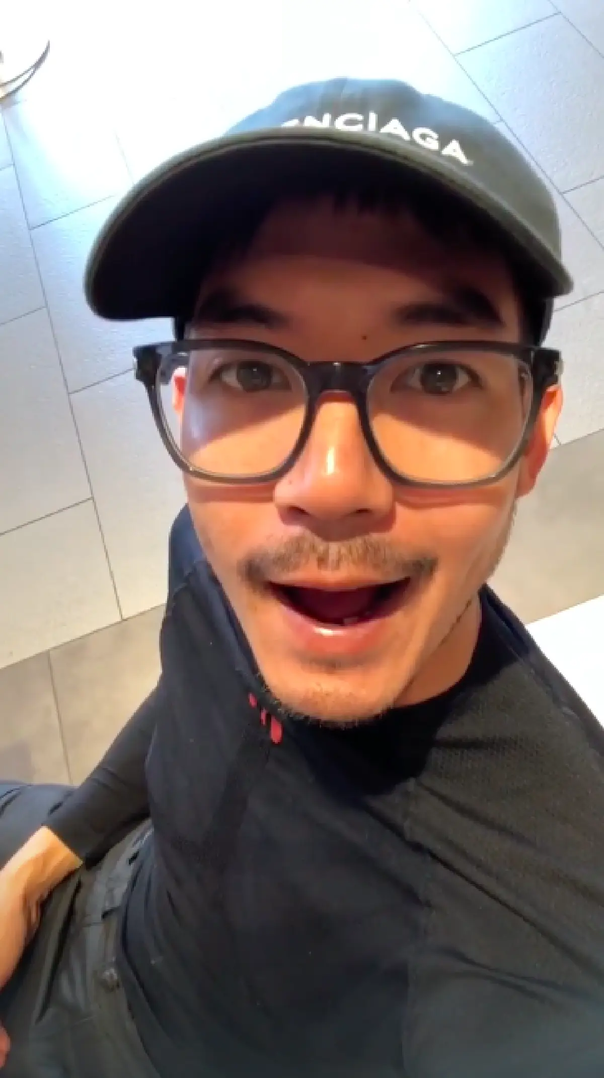 “เวียร์” เรียกเสียงฮา..โชว์รอยเสื้อขาดรูใหญ่ใต้วงแขน หลังใส่ขับรถมา 6 ปี