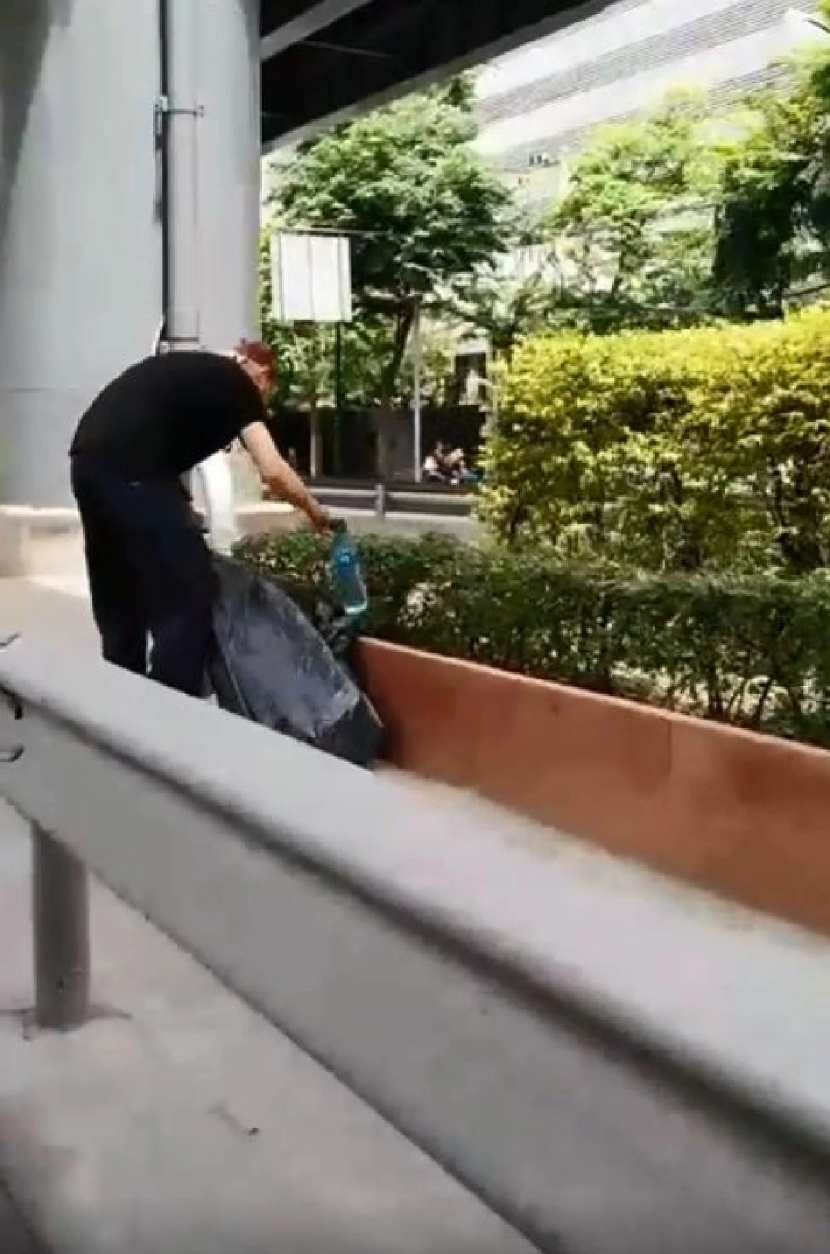 ชื่นชม! หนุ่มฝรั่งน้ำใจงามอาสาเก็บขยะช่วยคนไทย