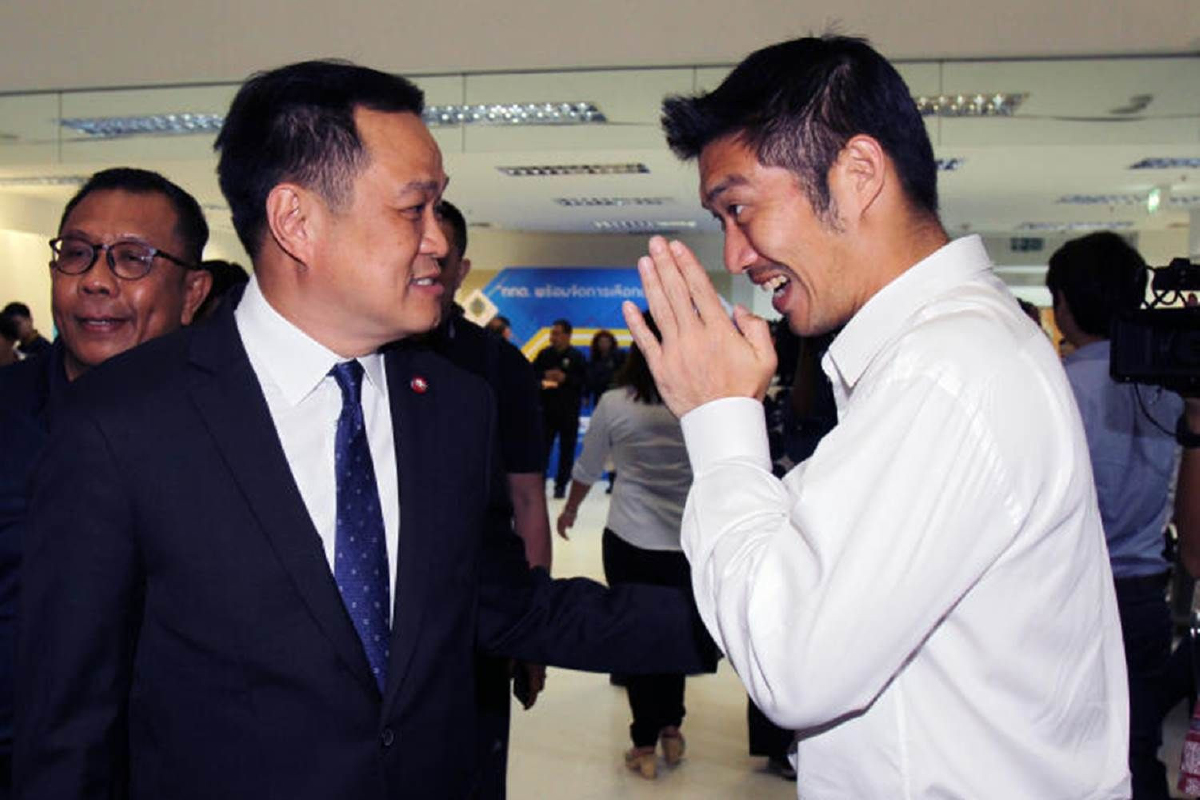 "อนุทิน"ตอบ "ขอบคุณครับ" หาก"ธนาธร"ส่งเทียบเชิญร่วมรัฐบาลบ้าง "อนุทิน"ตอบ "ขอบคุณครับ" หาก"ธนาธร"ส่งเทียบเชิญร่วมรัฐบาลบ้าง
