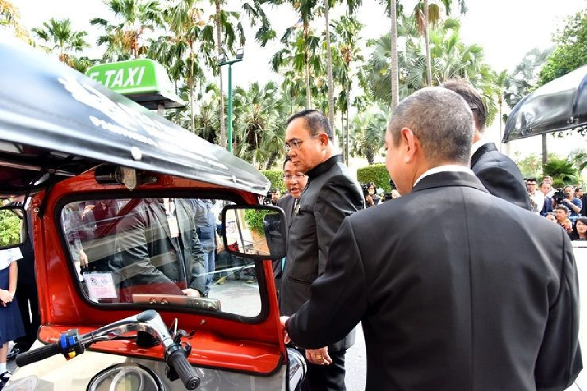 นายกฯ โชว์ขับตุ๊กตุ๊กรอบทำเนียบพร้อมเผยทูลเกล้าฯ ประธานสภาแล้ว