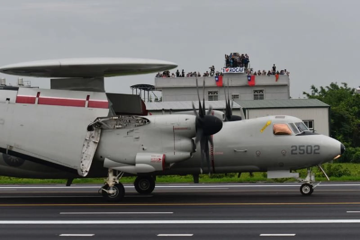 ไต้หวันซ้อมรบประจำปี คนแห่ชมเจ็ตขับไล่ขึ้นลงบนทางหลวง