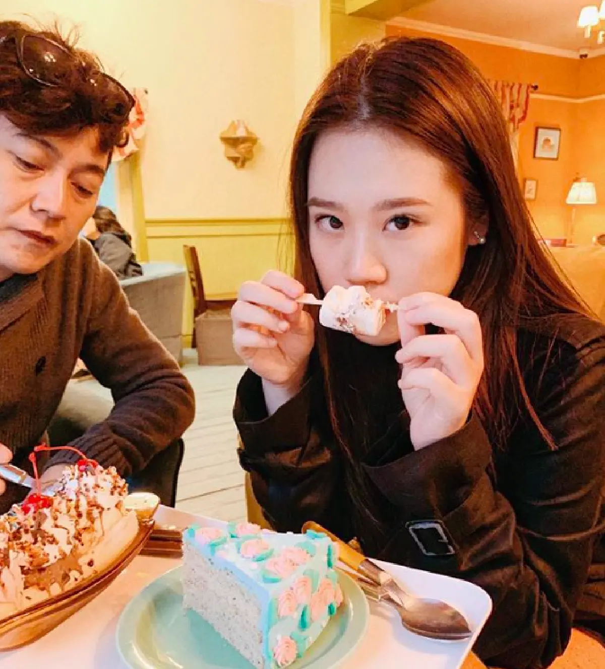 ส่องภาพ "น้องจินนี่” ลูกสาว "ใหญ่ ฝันดี” ที่ตอนนี้โตเป็นสาวสวย แม้แต่พระเอกยังต้องแซว