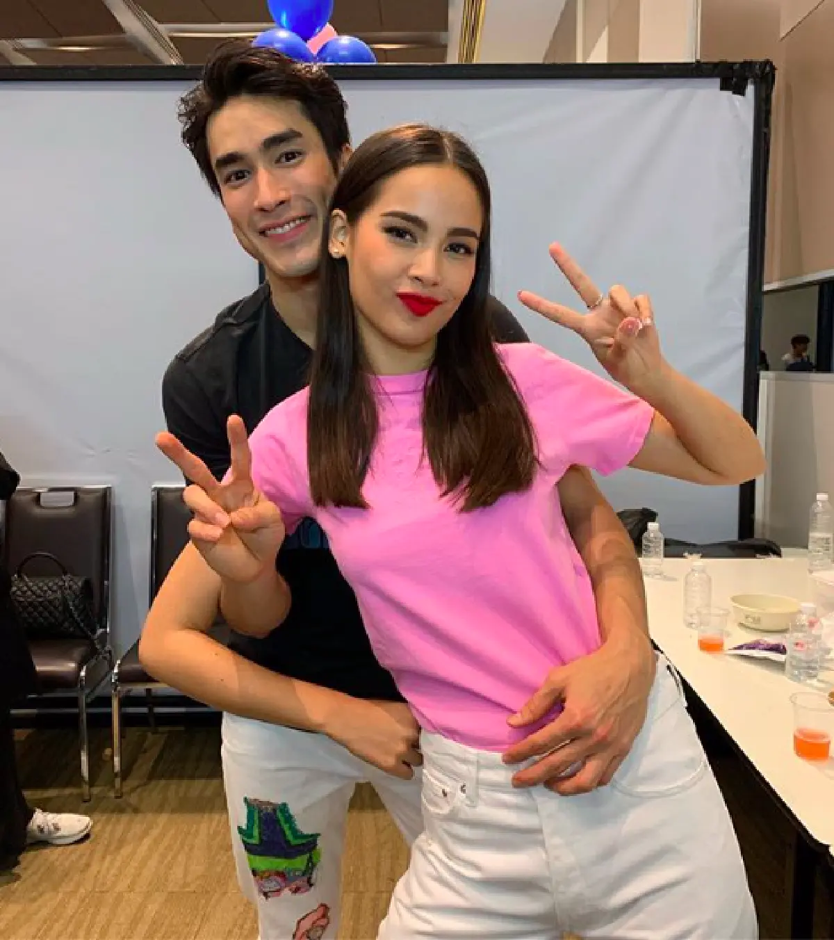 “ณเดชน์-ญาญ่า” พา “แม่แก้ว-แม่ปลา” กราบพระแก้วมรกตเพื่อเป็นสิริมงคล