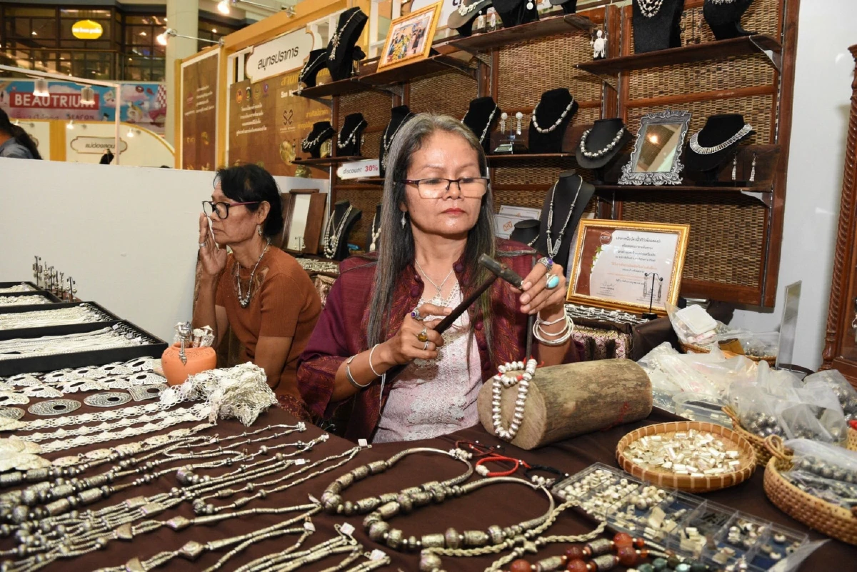 พช.ขนสินค้าโอทอปเกรดพรีเมี่ยมขายบนเครื่องมาขายในห้างราคาถูก