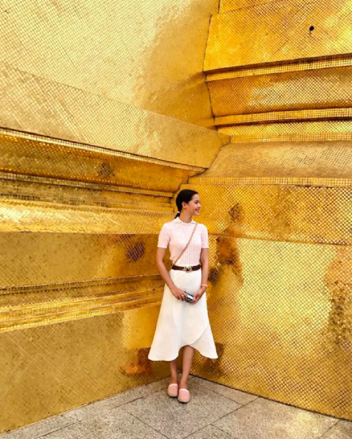 “ณเดชน์-ญาญ่า” พา “แม่แก้ว-แม่ปลา” กราบพระแก้วมรกตเพื่อเป็นสิริมงคล