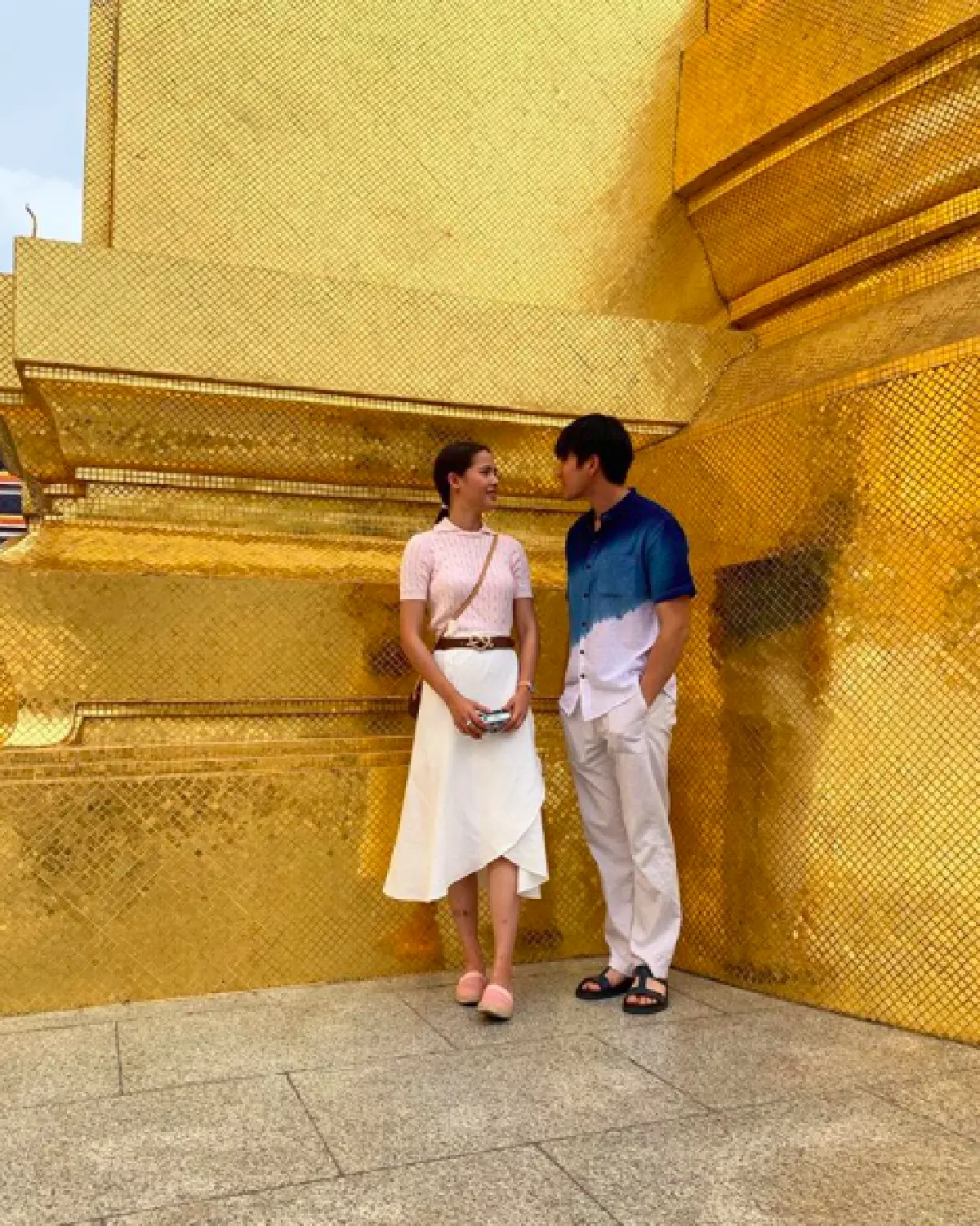 “ณเดชน์-ญาญ่า” พา “แม่แก้ว-แม่ปลา” กราบพระแก้วมรกตเพื่อเป็นสิริมงคล