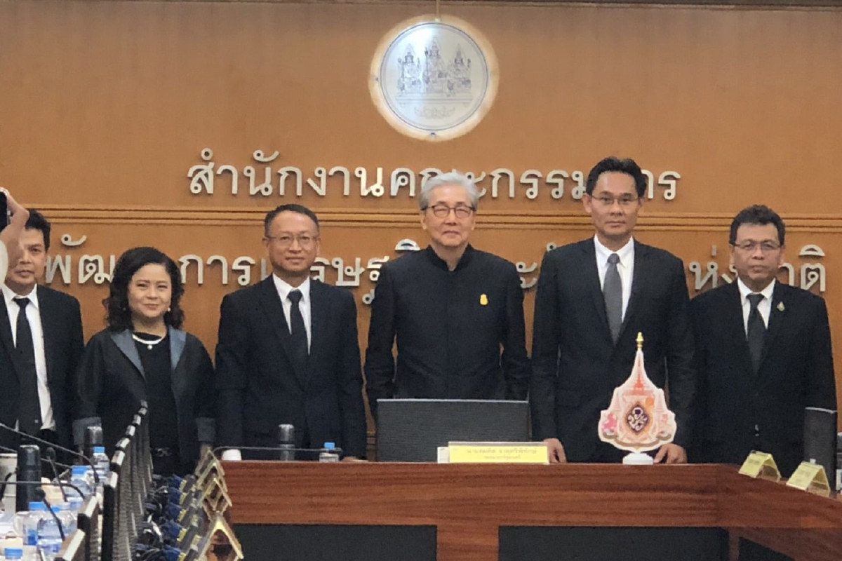 "สมคิด"เดินสายเรียกเชื่อมั่นเร่งมีรัฐบาลใหม่ดันลงทุน "สมคิด"เดินสายเรียกเชื่อมั่นเร่งมีรัฐบาลใหม่ดันลงทุน