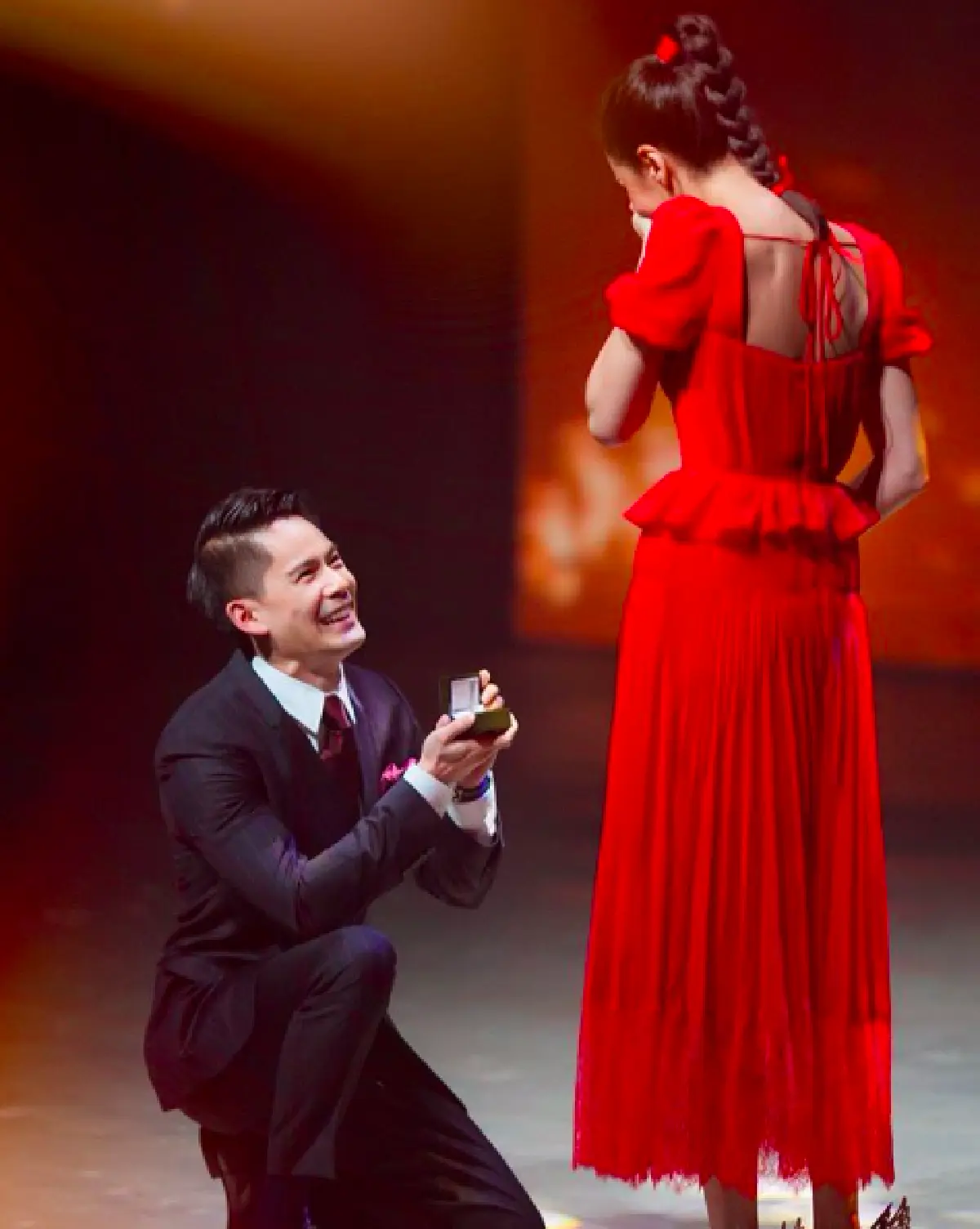ดั่งเทพนิยาย! “กรณ์” เซอร์ไพรส์คุกเข่าขอ “ริต้า” แต่งงานสุดโรแมนติก