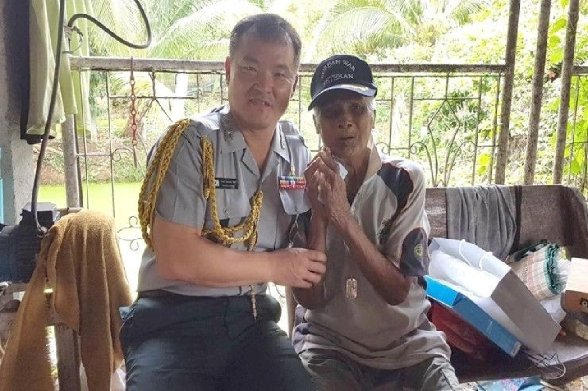 ทูตทหารเกาหลีเข้าคารวะ "ลุงอรุณ" ยกย่องคือวีรบุรุษ ทูตทหารเกาหลีเข้าคารวะ "ลุงอรุณ" ยกย่องคือวีรบุรุษ