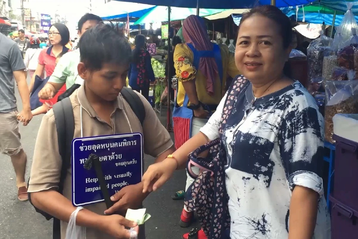 "ไม่ยอมเป็นภาระสังคม"หนุ่มตาบอดสู้ชีวิตถือไม้เท้าเร่ขายลูกอม