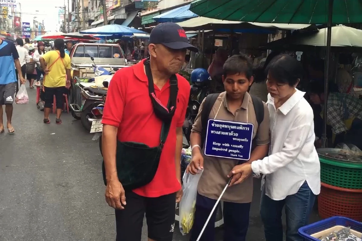 "ไม่ยอมเป็นภาระสังคม"หนุ่มตาบอดสู้ชีวิตถือไม้เท้าเร่ขายลูกอม