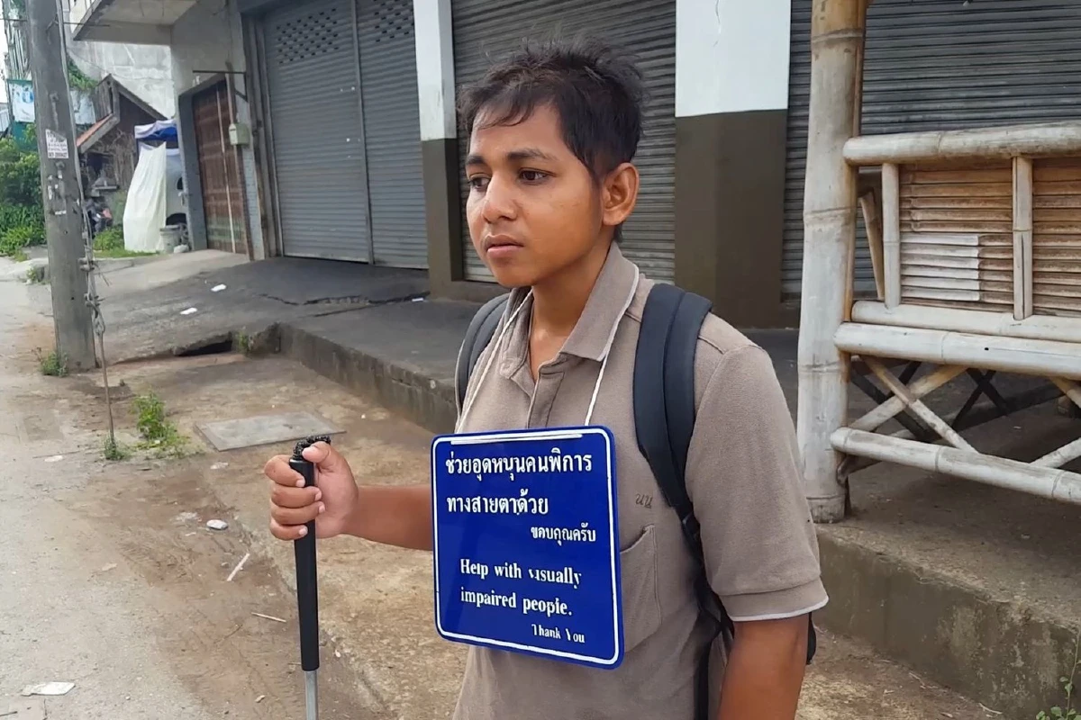 "ไม่ยอมเป็นภาระสังคม"หนุ่มตาบอดสู้ชีวิตถือไม้เท้าเร่ขายลูกอม