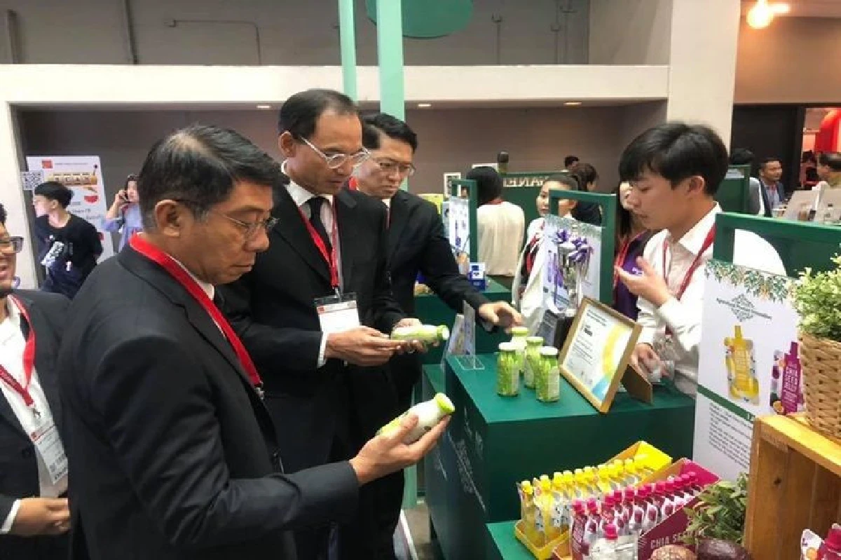 "สมคิด-กรณ์" ชื่นมื่น ชมนวัตกรรมสินค้าเกษตรงาน ThaiFex