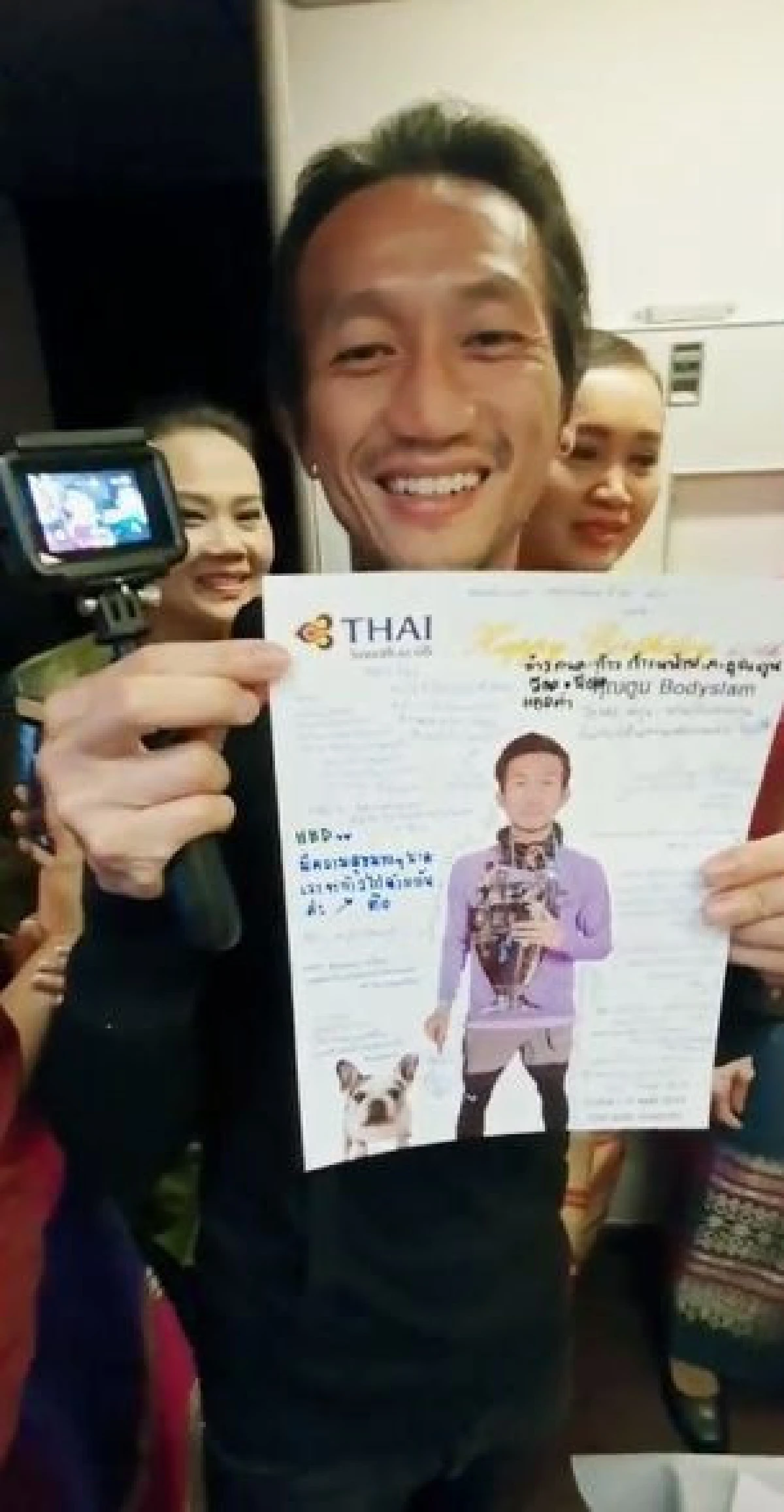 ตูน บอดี้สแลม ถึงกับเข่าอ่อน! ถูกเซอร์ไพรส์วันเกิดกลางอากาศครั้งแรกในชีวิต (คลิป)