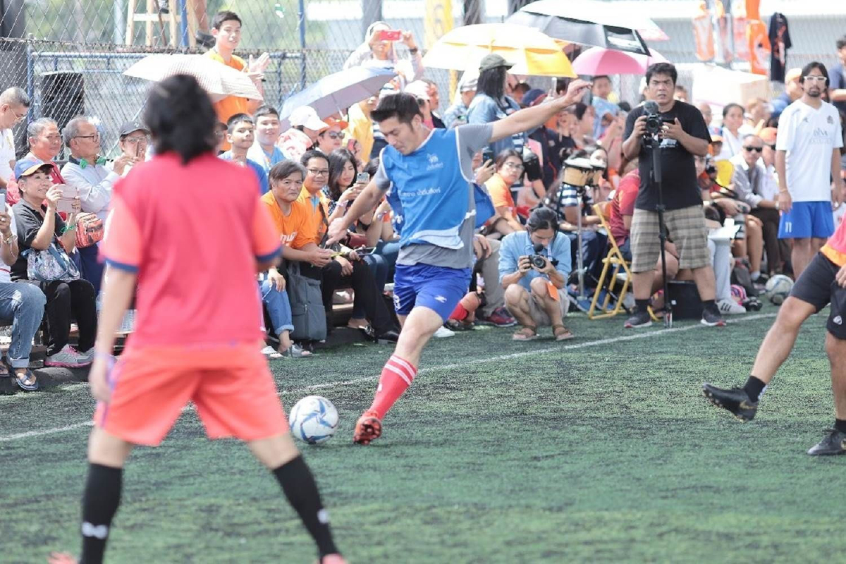 "ธนาธร"เล่นนอกสภาเตะบอลกระชับมิตรซัดสองประตูพาทีมคว้าชัย "ธนาธร"เล่นนอกสภาเตะบอลกระชับมิตรซัดสองประตูพาทีมคว้าชัย