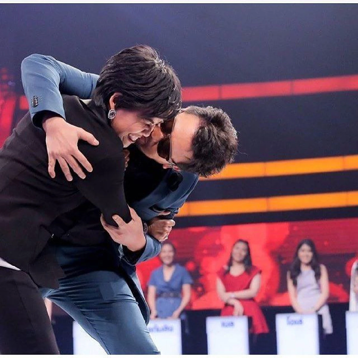 น่ารักชวนฟิน “น้าเน็ก” จุ๊บแก้ม "กาละแมร์” แฟนคลับจิ้นหนักมาก แห่เชียร์ให้คบกัน