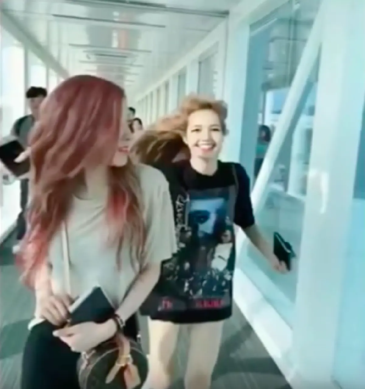 น่ารักไปอีกแบบ! "ลิซ่า BLACKPINK” แบบไม่มีผมหน้าม้า