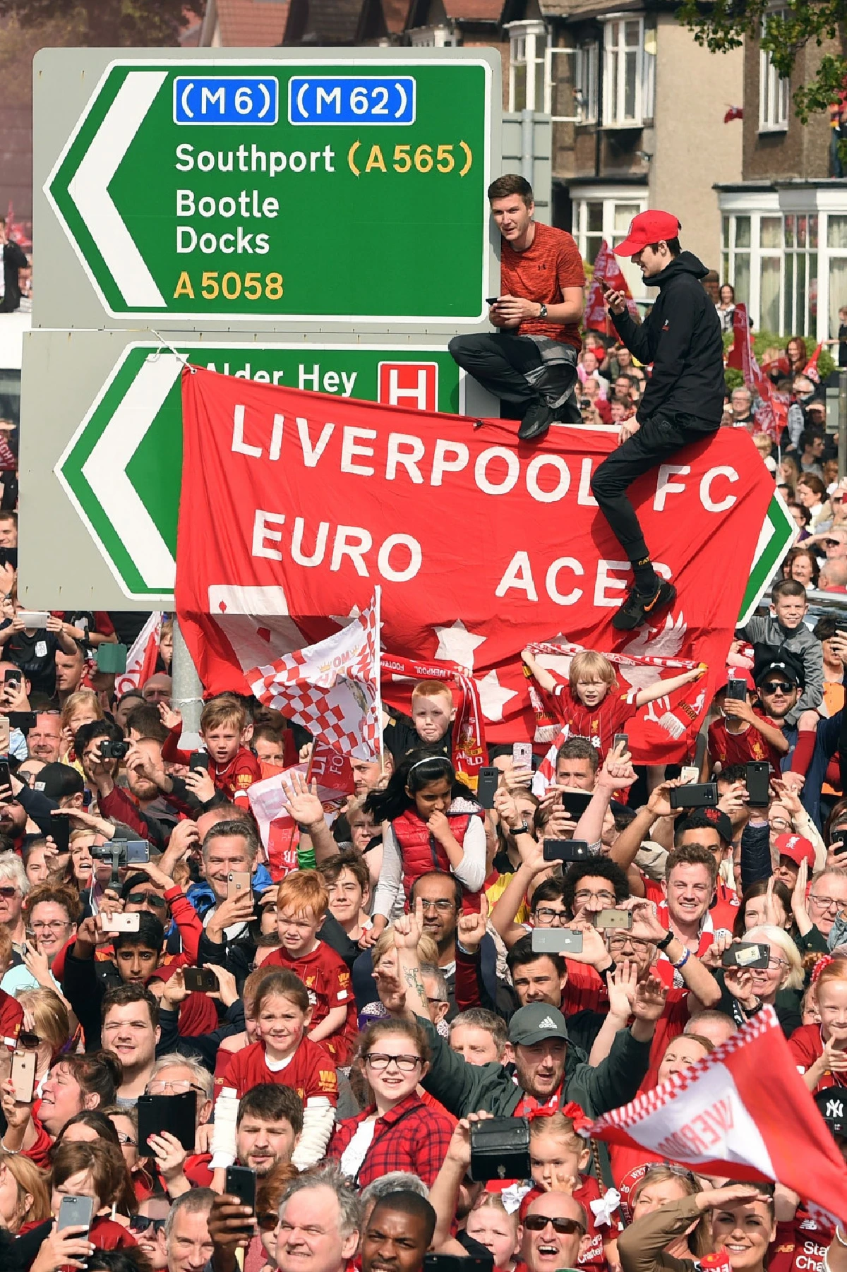 เดอะค็อปครึ่งล้านร่วมแห่ฉลองแชมป์ยูซีแอลสุดยิ่งใหญ่