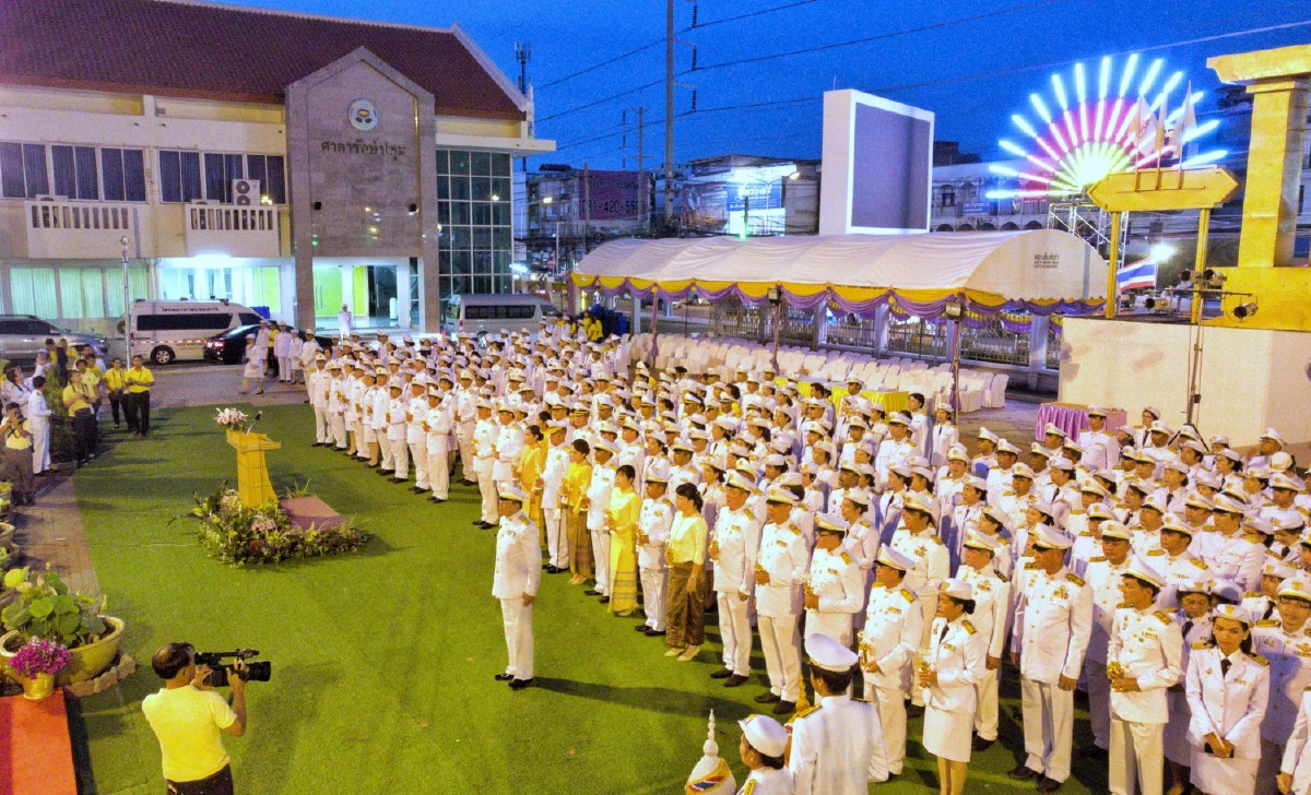 พสกนิกรปทุมธานีร่วมจุดเทียนชัยถวายพระพรชัยมงคล"พระราชินี"