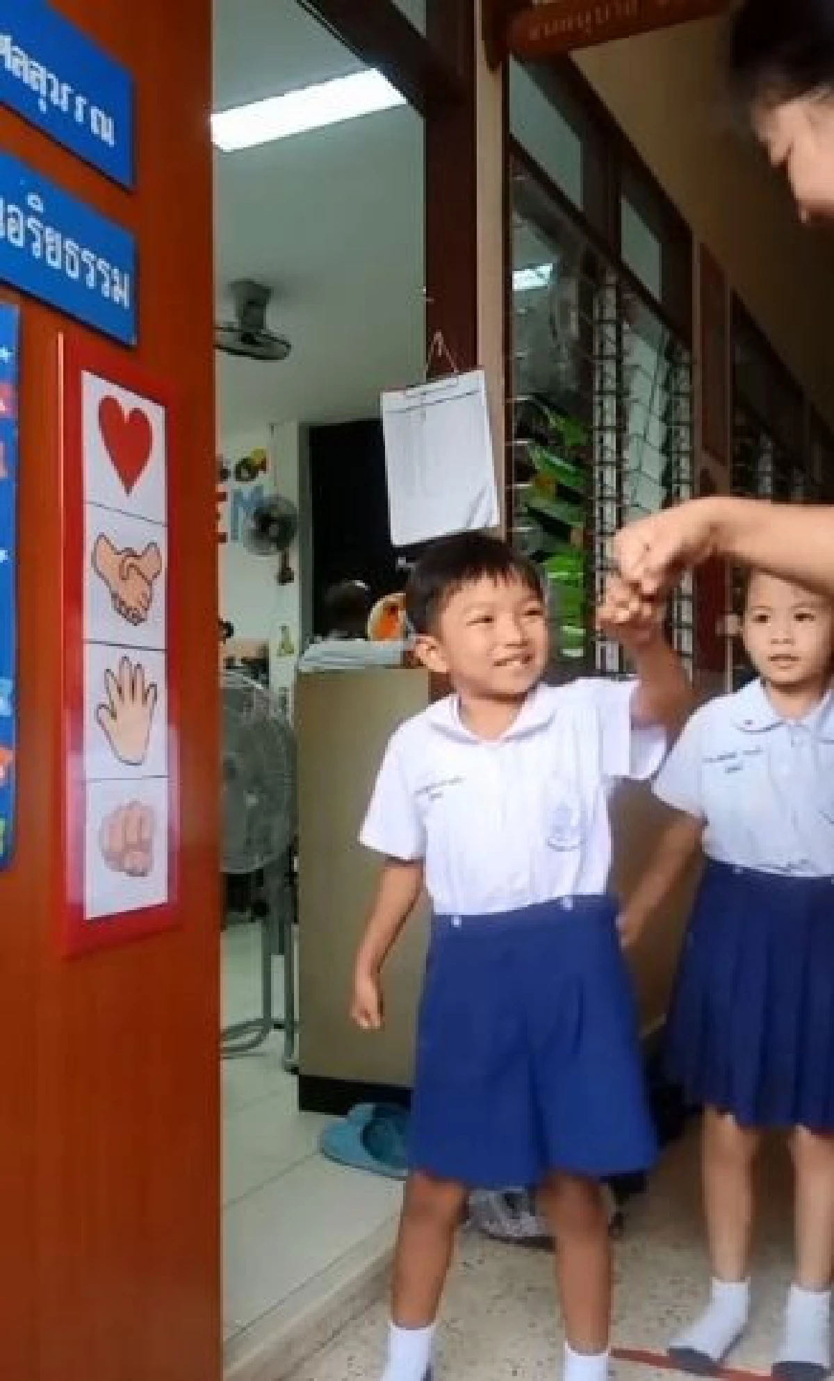 ไอเดียน่ารัก! ครูอนุบาลจัดกิจกรรมให้นร.เลือกวิธีทักทายก่อนเข้าห้องเรียน