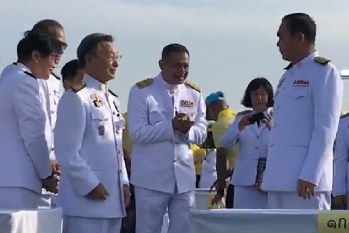 "บิ๊กตู่" ทักทาย "ชวน" ทิ้งประโยค" ถึงเวลาค่อยพูดกัน" "บิ๊กตู่" ทักทาย "ชวน" ทิ้งประโยค" ถึงเวลาค่อยพูดกัน"