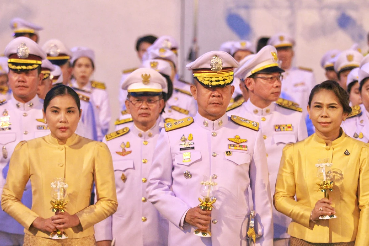 พสกนิกรปทุมธานีร่วมจุดเทียนชัยถวายพระพรชัยมงคล"พระราชินี"