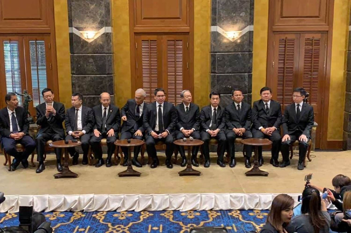 พลังประชารัฐผนึก 5 พรรรคชิงตั้งรัฐบาลรอคำตอบภท.-ปชป.เย็นนี้ พลังประชารัฐผนึก 5 พรรรคชิงตั้งรัฐบาลรอคำตอบภท.-ปชป.เย็นนี้
