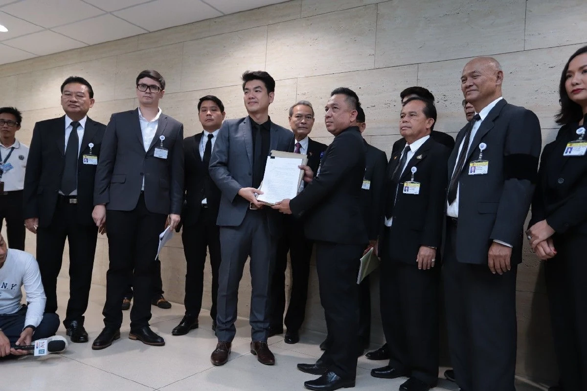 "ปิยบุตร"ยื่นสภาตรวจสอบคุณสมบัติแคนดิเดตนายกฯ