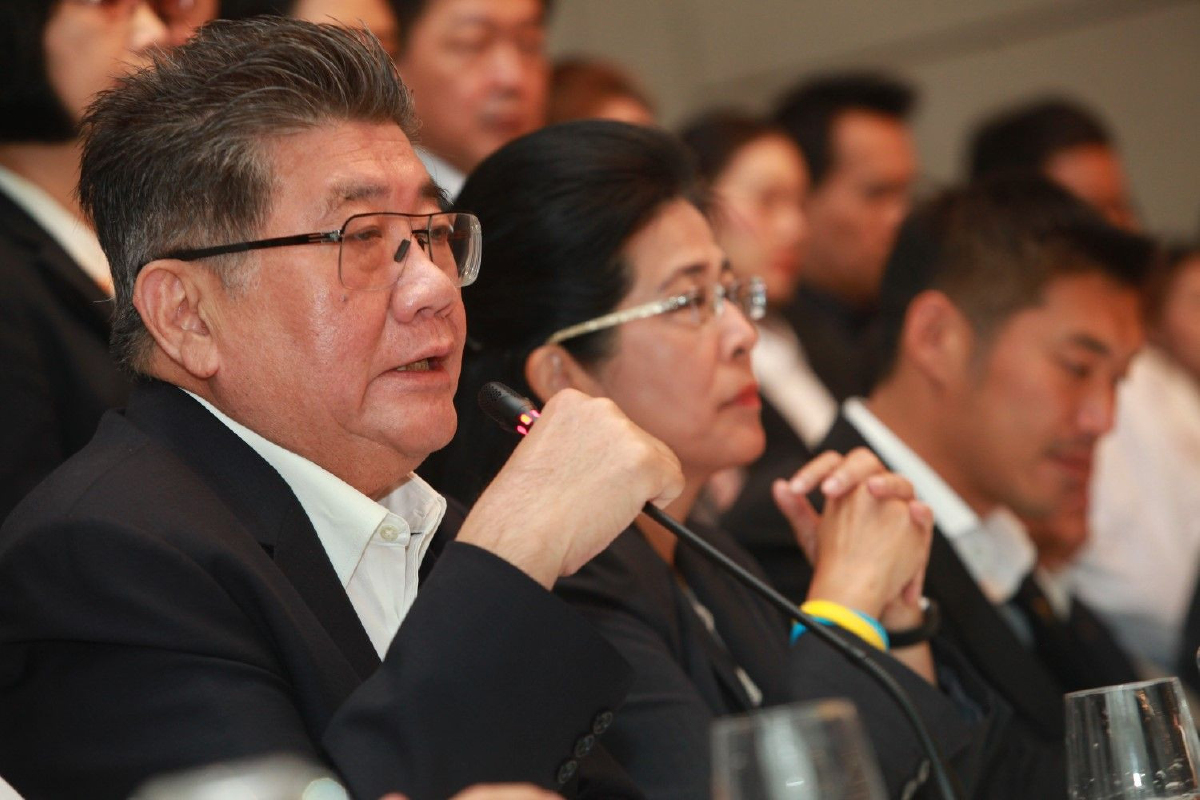 เพื่อไทยไม่ส่งแคนดิเดตของพรรค พร้อมหนุน "ธนาธร" ชิงนายกฯ เพื่อไทยไม่ส่งแคนดิเดตของพรรค พร้อมหนุน "ธนาธร" ชิงนายกฯ