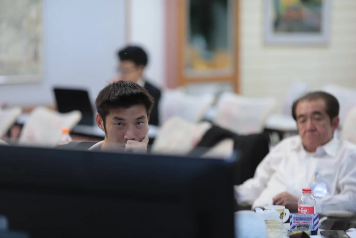 อนาคตใหม่ระดมปล่อยภาพ  ธนาธร ผู้แทนนอกสภาเกาะติดการประชุมรัฐสภาโหวตนายกฯ