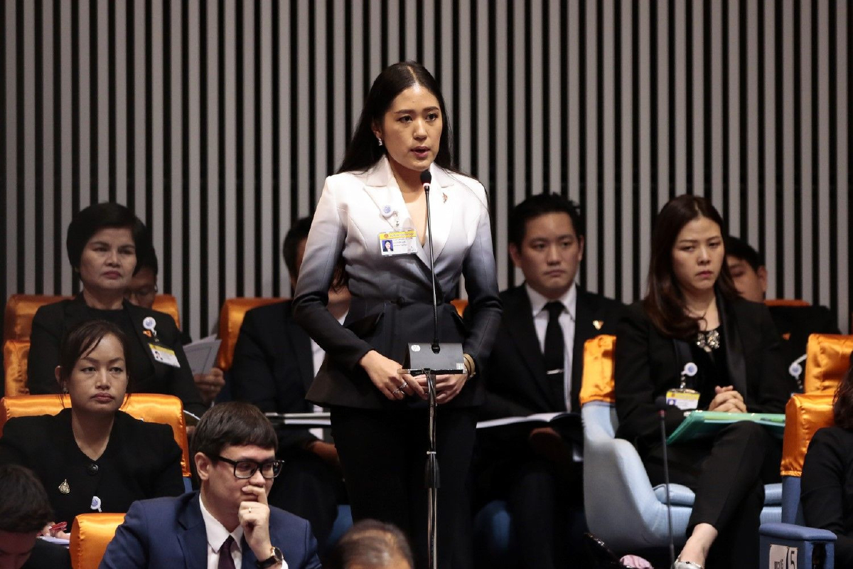 "ช่อ" โต้คุณหญิงพรทิพย์ ยันแต่งกายเหมาะสมกับกาลเทศะ "ช่อ" โต้คุณหญิงพรทิพย์ ยันแต่งกายเหมาะสมกับกาลเทศะ