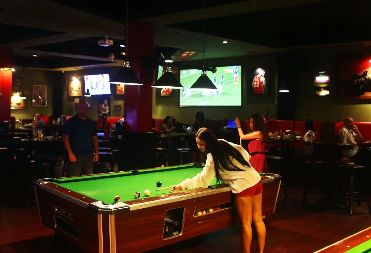 Bully's Pub สปอร์ตบาร์ฐานลับนักแฮงเอาท์ จิบเครื่องดื่มเบาๆ เคล้าดนตรี