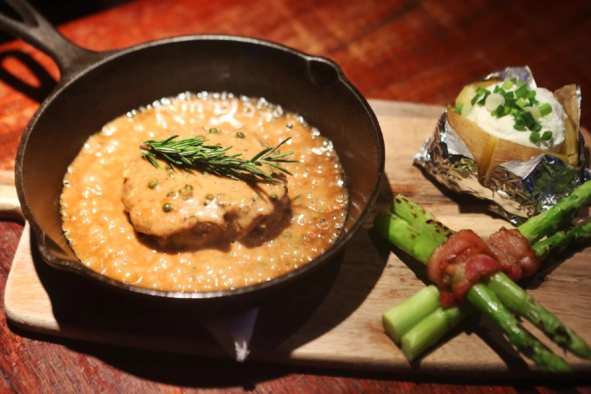 Bully's Pub สปอร์ตบาร์ฐานลับนักแฮงเอาท์ จิบเครื่องดื่มเบาๆ เคล้าดนตรี