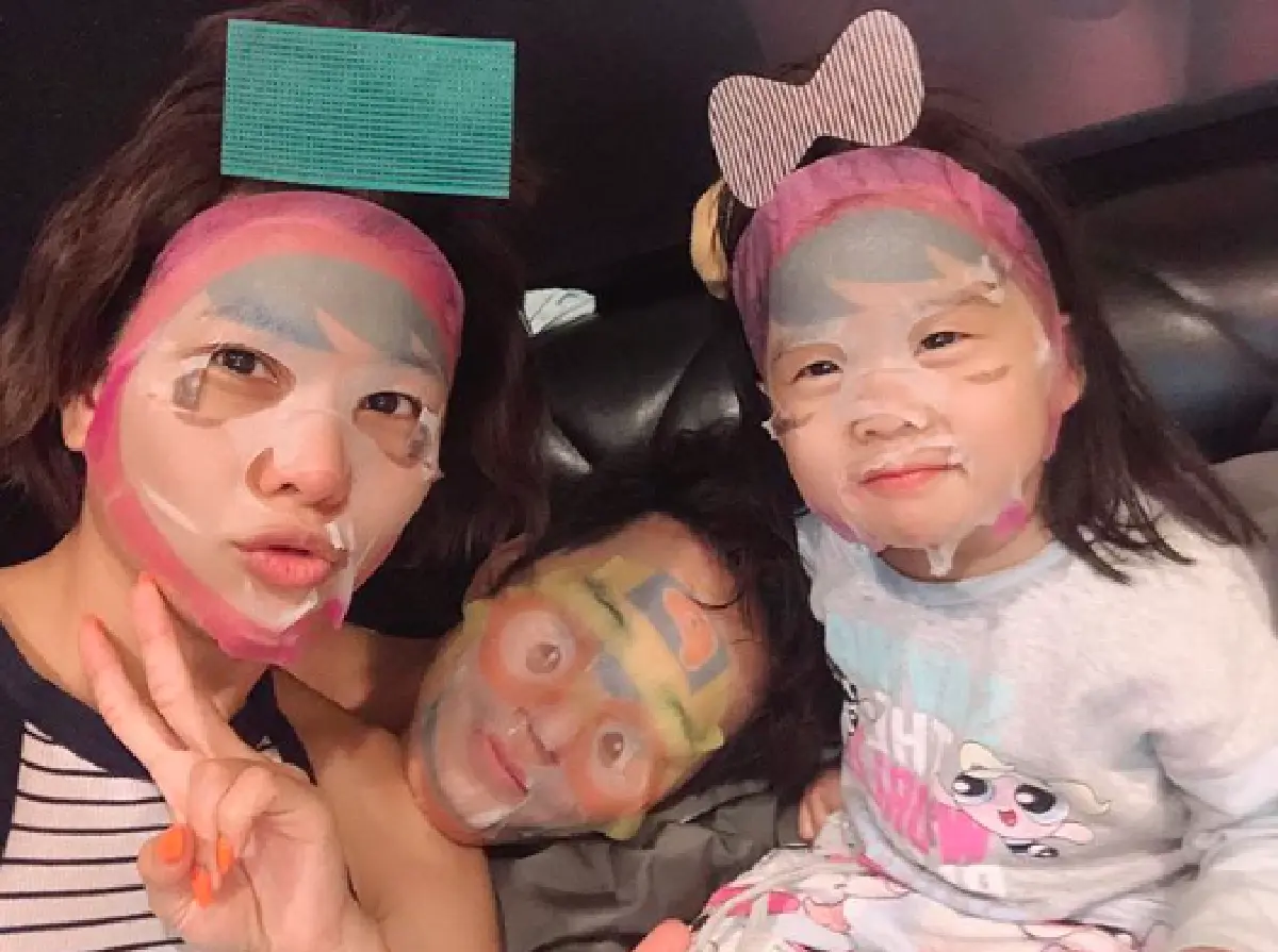 “บี้-กุ๊บกิ๊บ” เอาใจ “น้องเป่าเปา” หลังหนีเที่ยว ชวนมาสก์หน้าลายการ์ตูนสุดคิ้วท์สำหรับเด็ก