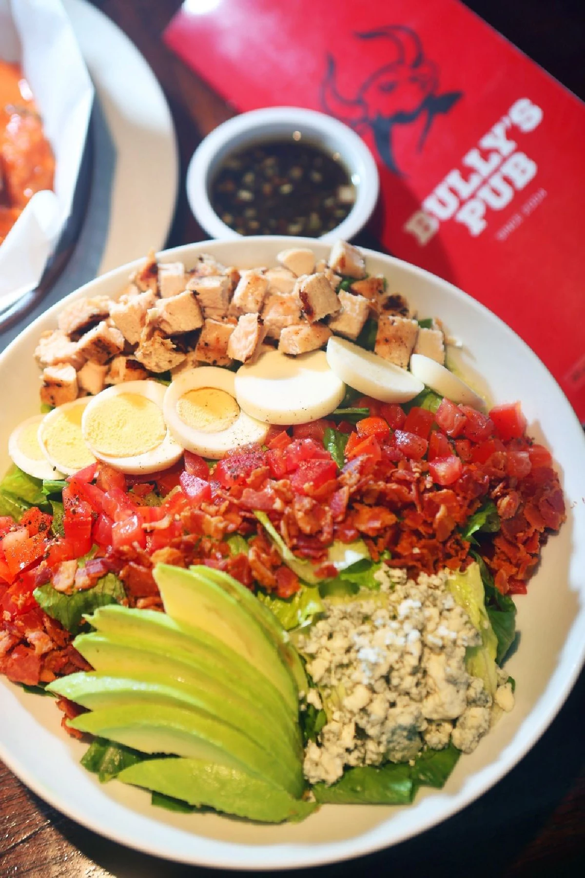 Bully's Pub สปอร์ตบาร์ฐานลับนักแฮงเอาท์ จิบเครื่องดื่มเบาๆ เคล้าดนตรี