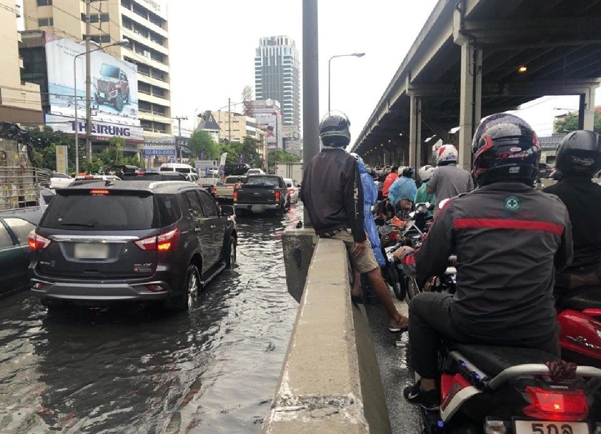 ศุกร์ทุกข์ระทม!ประมวลภาพฝนถล่มกรุงรถติดวิกฤตหลายเส้นทาง