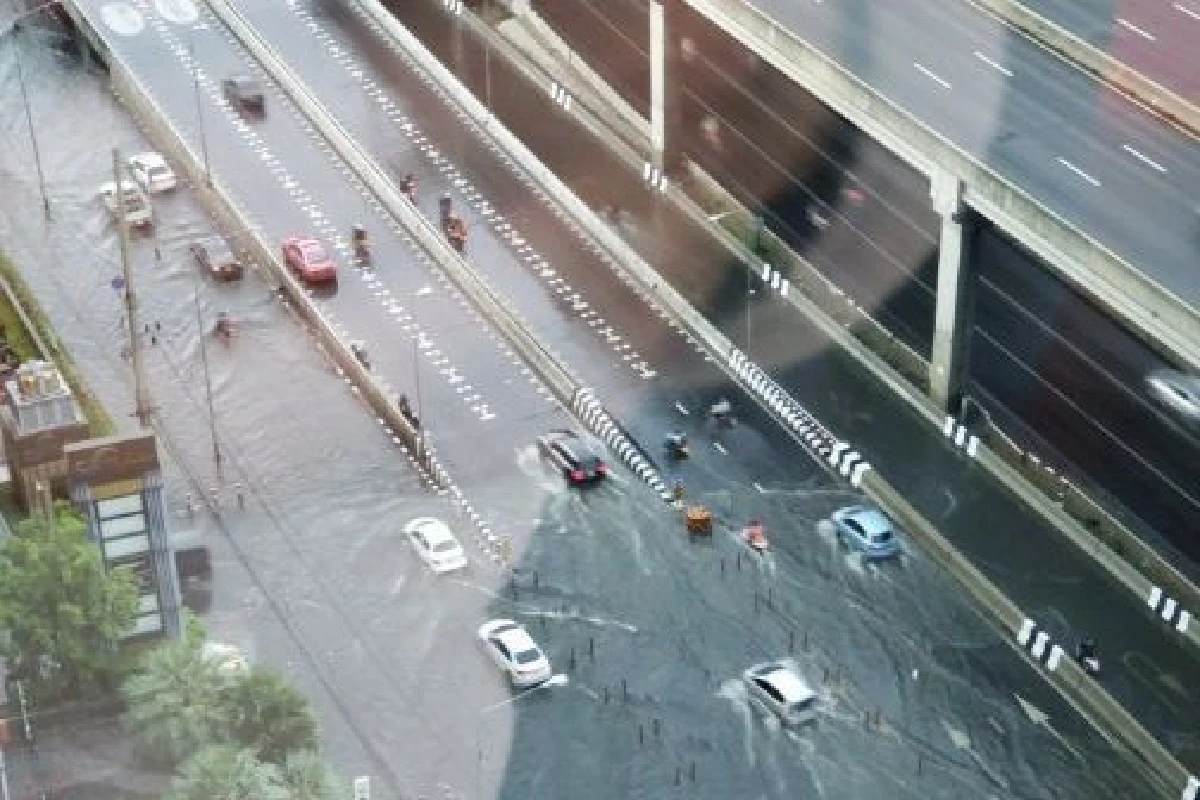 ศุกร์ทุกข์ระทม!ประมวลภาพฝนถล่มกรุงรถติดวิกฤตหลายเส้นทาง